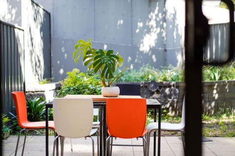 Prime Kensington 2BR Apt With A Massive Backyard - Accommodation Broadbeach 3
