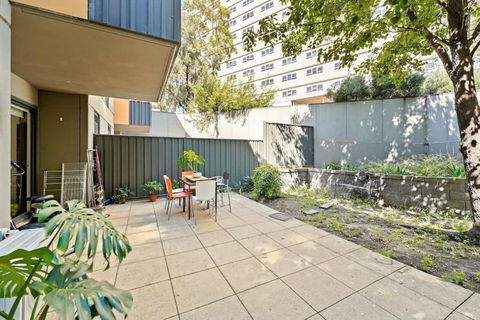 Prime Kensington 2BR Apt With A Massive Backyard - Accommodation Broadbeach 2