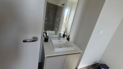 Private Master Bedroom With Ensuite In Officer - Accommodation Broadbeach 3