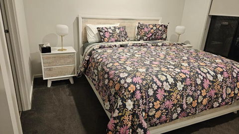 Private Master Bedroom With Ensuite In Officer - Accommodation Broadbeach 0