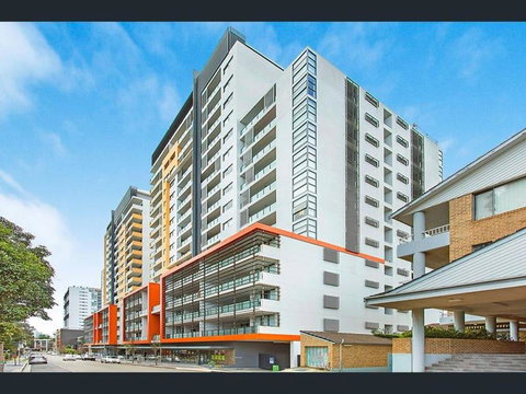 Private Room With Shared Washroom Only In 3bhk Apartment - Accommodation Broadbeach 0