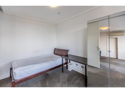 Private Room With Shared Washroom Only In 3bhk Apartment - Accommodation Broadbeach 1