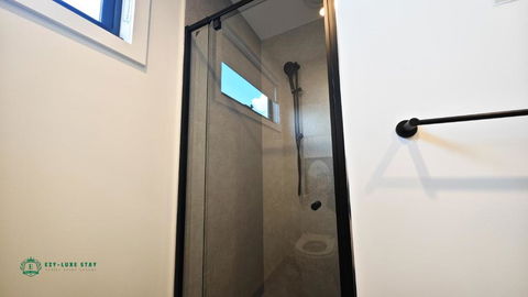 Private Suite With Queen Bed TV - Room 11 - Accommodation Broadbeach 3