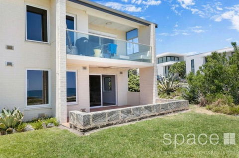 Quintessential Oceanview Apartment In Cottesloe - Accommodation Broadbeach 3