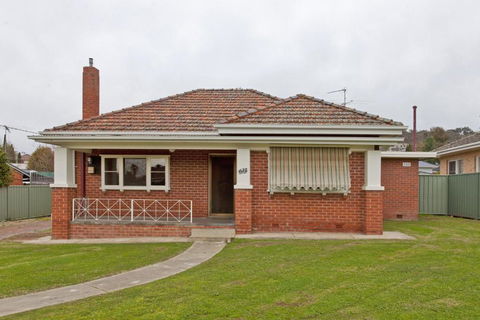 Red Brick Beauty - Central Cottage - Accommodation Broadbeach 0