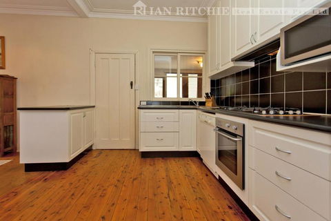Red Brick Beauty - Central Cottage - Accommodation Broadbeach 1