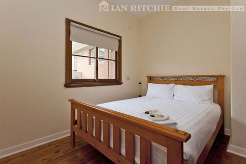 Red Brick Beauty - Central Cottage - Accommodation Broadbeach 2