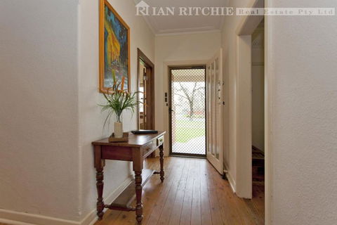 Red Brick Beauty - Central Cottage - Accommodation Broadbeach 3
