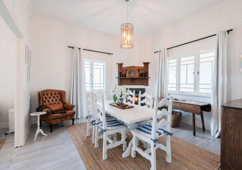 Pretty Pink Queenslander With Spectacular Views! - Accommodation Broadbeach 2
