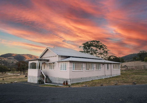 Pretty Pink Queenslander With Spectacular Views! - Accommodation Broadbeach 0