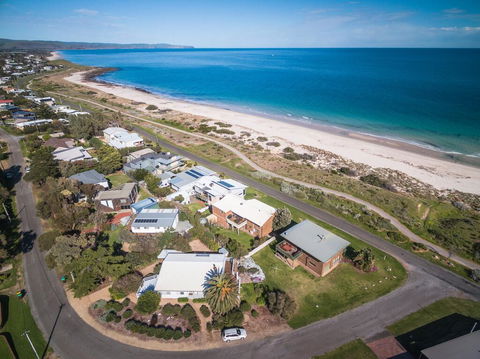 At The Beach - 54 Elizabeth Crescent - Accommodation Broadbeach 0