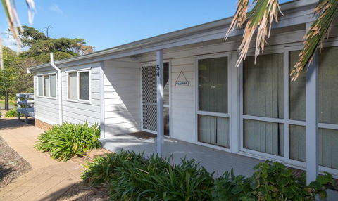 At The Beach - 54 Elizabeth Crescent - Accommodation Broadbeach 1