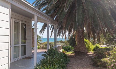 At The Beach - 54 Elizabeth Crescent - Accommodation Broadbeach 2
