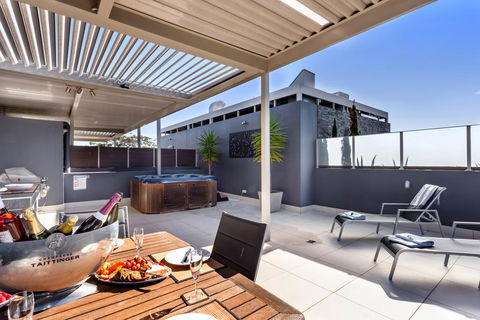 Aura 13 - Shoal Bay - Accommodation Broadbeach 2