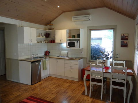 Autumn Affair Cottage 6 - Accommodation Broadbeach 3