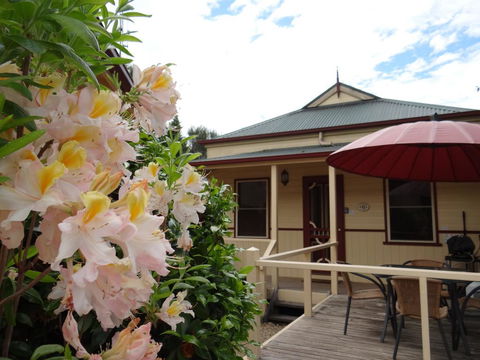 Autumn Affair Cottage 6 - Accommodation Broadbeach 0