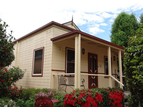 Autumn Affair Cottage 6 - Accommodation Broadbeach 1