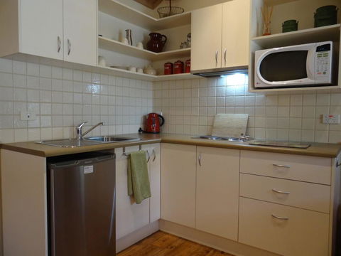 Autumn Affair Cottage 6 - Accommodation Broadbeach 2