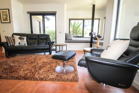 Avignon In Bright - Accommodation Broadbeach 2
