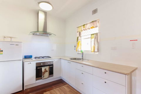 B8 Cafes, Resturants, UWA Close To SCGH - Accommodation Broadbeach 2
