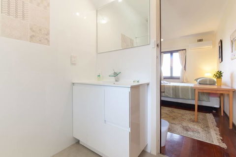 B8 Cafes, Resturants, UWA Close To SCGH - Accommodation Broadbeach 0