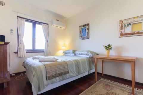 B8 Cafes, Resturants, UWA Close To SCGH - Accommodation Broadbeach 3