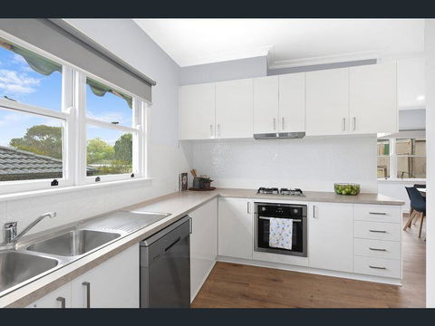 BALLARAT CLOSE 2 CBD + HOSPITAL+3BR HOME+NETFLIX + WiFi + Gift - Accommodation Broadbeach 3