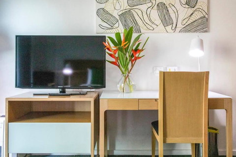 Resort-Style Sister Studios - Double Delight In The CBD - Accommodation Broadbeach 1