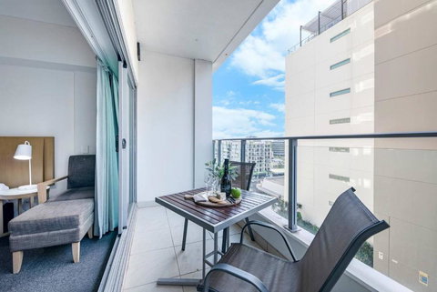 Resort-Style Sister Studios - Double Delight In The CBD - Accommodation Broadbeach 2