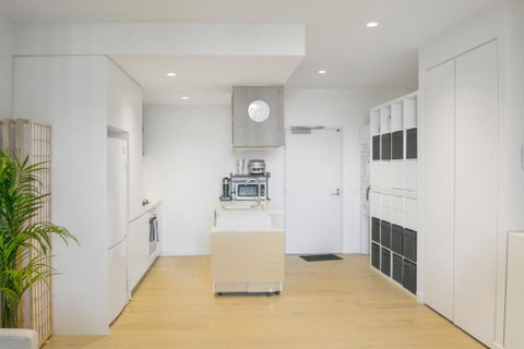 REST COLLECTION One Bedroom Apartment With Study - Accommodation Broadbeach 2