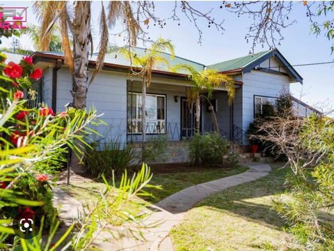 Red Steps - Family & Pet Friendly - Accommodation Broadbeach 0