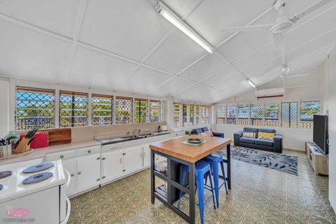 Reef Shack Beach Vibes Stroll To The Beach - Accommodation Broadbeach 2