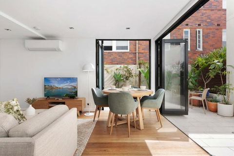 Relaxed Beachside Townhouse - Accommodation Broadbeach 1