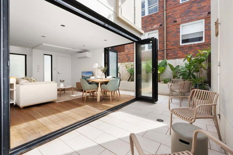 Relaxed Beachside Townhouse - Accommodation Broadbeach 2