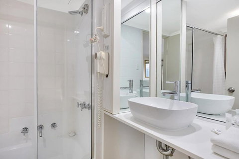 Renovated Stylish Studio - Accommodation Broadbeach 2