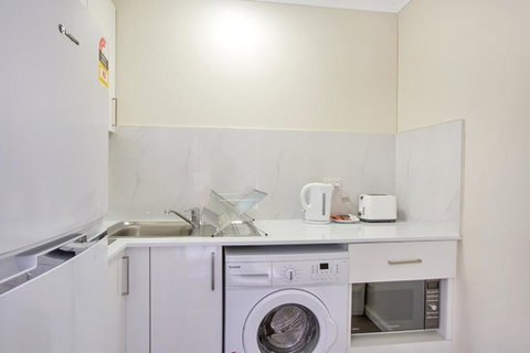 Renovated Stylish Studio - Accommodation Broadbeach 3