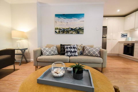 Resort-style Coastal Living With Balcony & Pool - Accommodation Broadbeach 0
