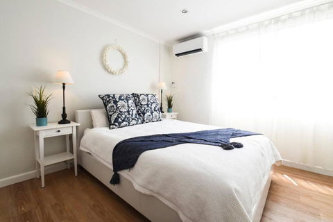 Resort-style Coastal Living With Balcony & Pool - Accommodation Broadbeach 1