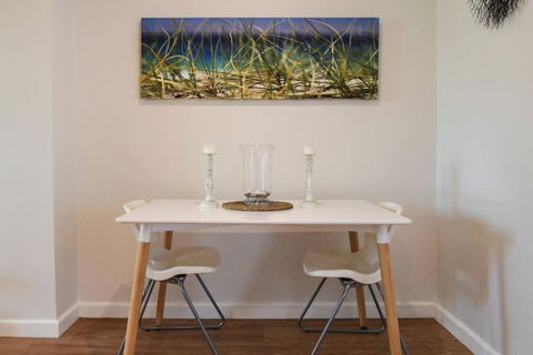 Resort-style Coastal Living With Balcony & Pool - Accommodation Broadbeach 2