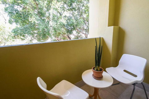 Resort-style Coastal Living With Balcony & Pool - Accommodation Broadbeach 3