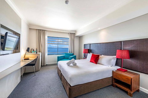 Resort Style King Pad With Sparkling Sea Views - Accommodation Broadbeach 0