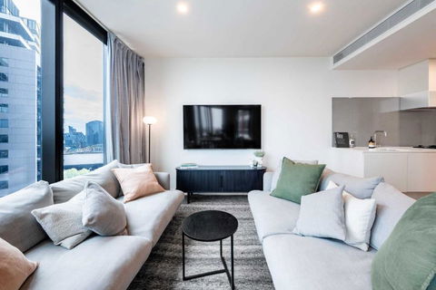 Resort Style Living 2 Bed Apt With Pool BBQ - Accommodation Broadbeach 0