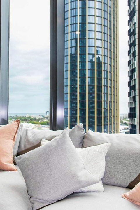 Resort Style Living 2 Bed Apt With Pool BBQ - Accommodation Broadbeach 1