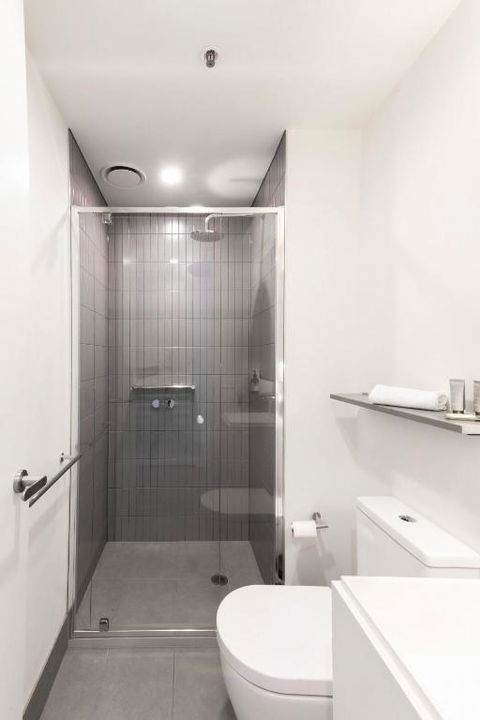 Resort Style Living 2 Bed Apt With Pool BBQ - Accommodation Broadbeach 2