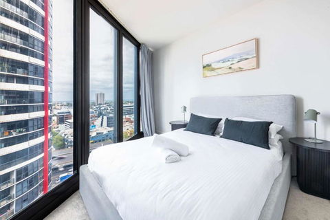 Resort Style Living 2 Bed Apt With Pool BBQ - Accommodation Broadbeach 3