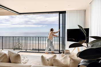 Resort Style Ocean Front Apartment Palm Beach with Accommodation Broadbeach