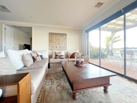 Retreat Andrew House - Accommodation Broadbeach 3