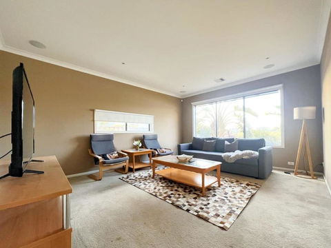 Retreat Andrew House - Accommodation Broadbeach 0