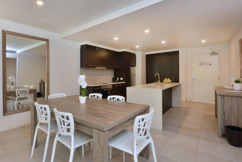 Resort-style Swim Out - A True Tropical Oasis - Accommodation Broadbeach 3