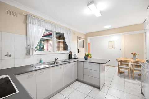 Rustic Queen Room - Located At Serene Street In Pymble - Shared Bathroom - Accommodation Broadbeach 3
